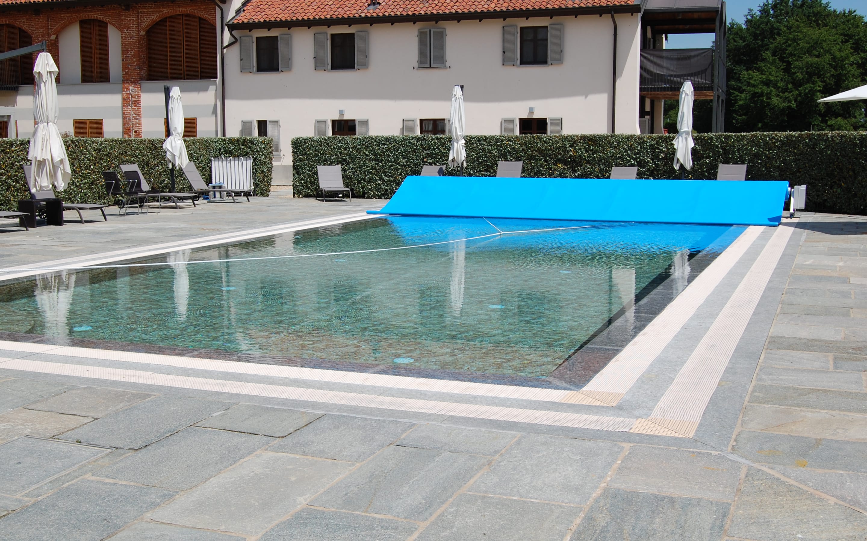 Multi-layer foam isothermal covers for public pools