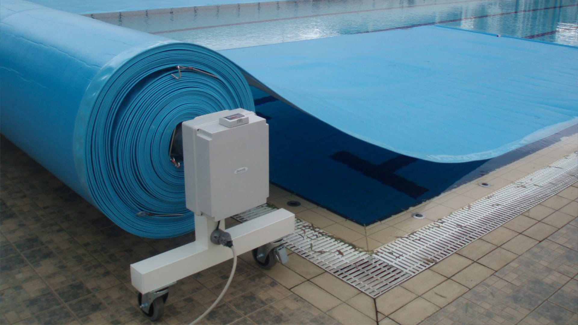 Mobile pool cover reels for large pools