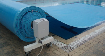 Mobile pool cover reels for large pools