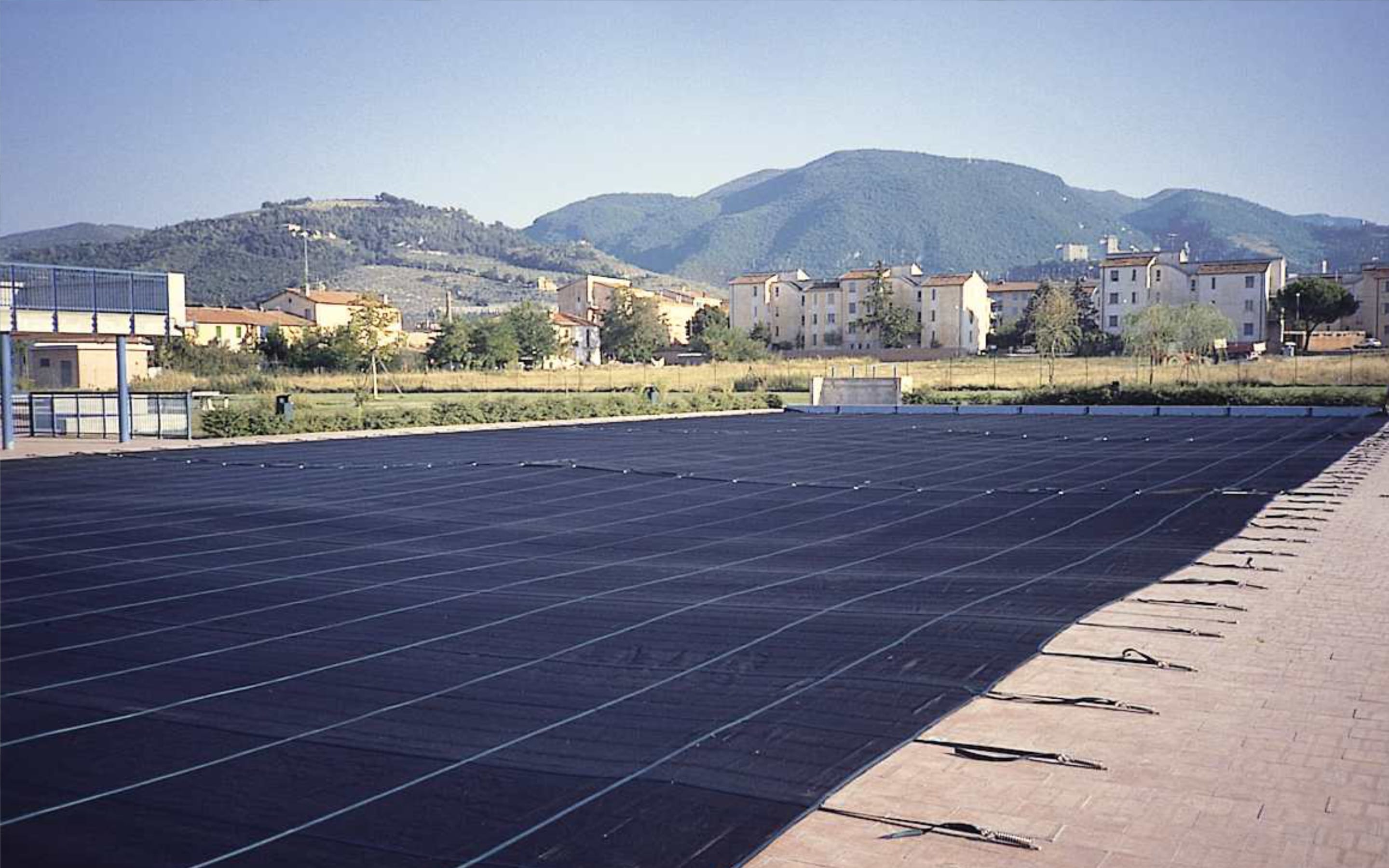 Filtering cover for pools